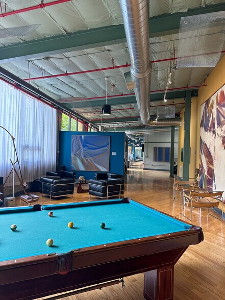 More Photos Of 2145 Central Pky, Cincinnati Flex For Sale