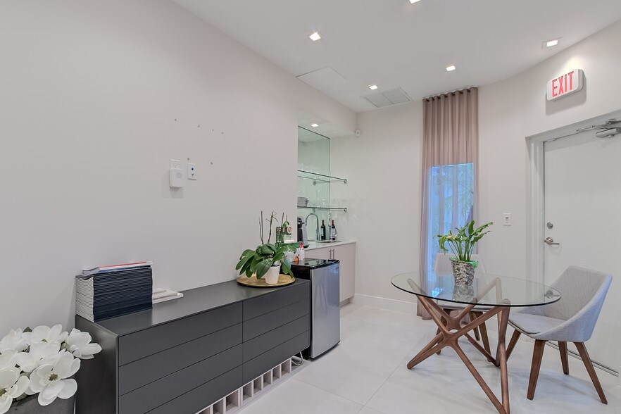 More Photos Of 2400 E Las Olas Blvd, Fort Lauderdale Storefront For Sale