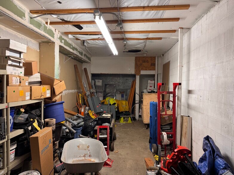 More Photos Of 7522-7524 SE 52nd Ave, Portland Light Distribution For Sale