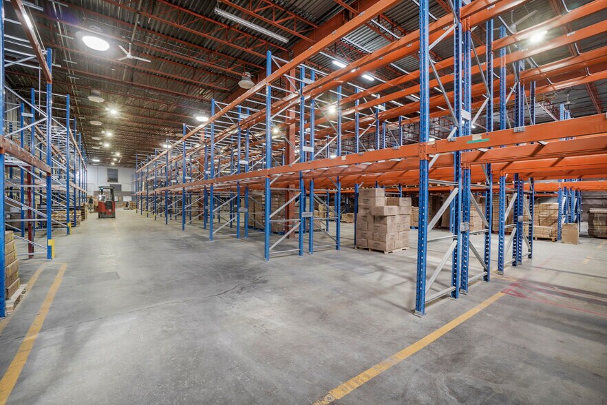 More Photos Of 1280 Boul Jules-Poitras, Montréal Warehouse For Lease
