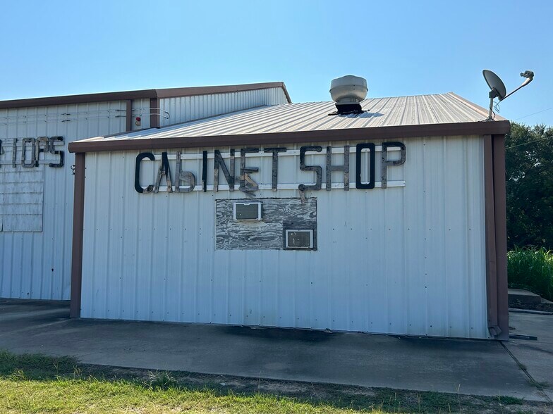 More Photos Of 10411 S US Highway 79, Palestine Warehouse For Sale