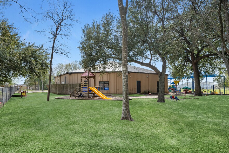 More Photos Of 3421 E Walnut St, Pearland Daycare Center For Sale