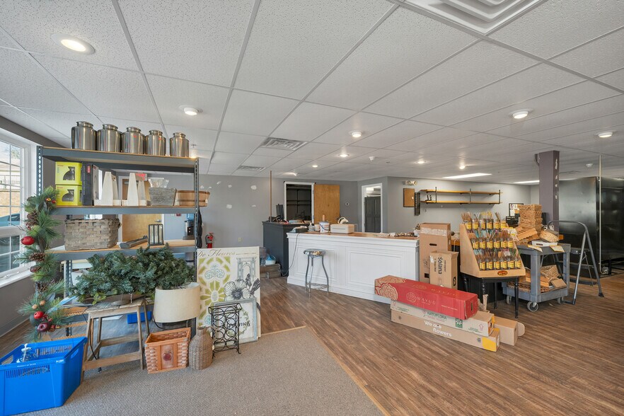 More Photos Of 45 Londonderry Tpke, Hooksett Office For Lease