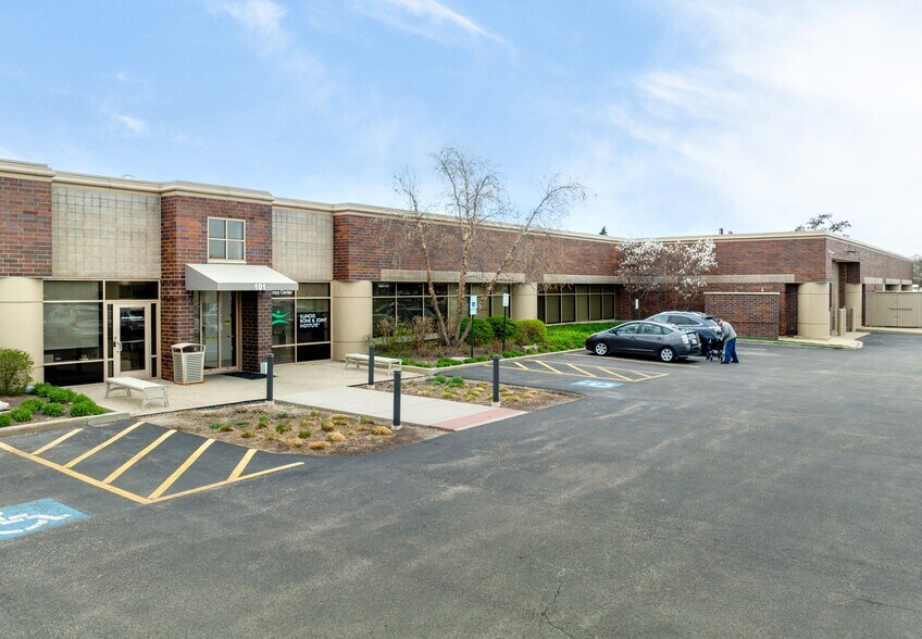 Primary Photo Of 101 Waukegan Rd, Lake Bluff Medical For Lease