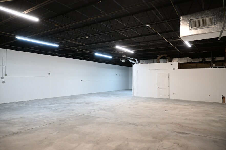 More Photos Of 14401 60th St N, Clearwater Warehouse For Lease