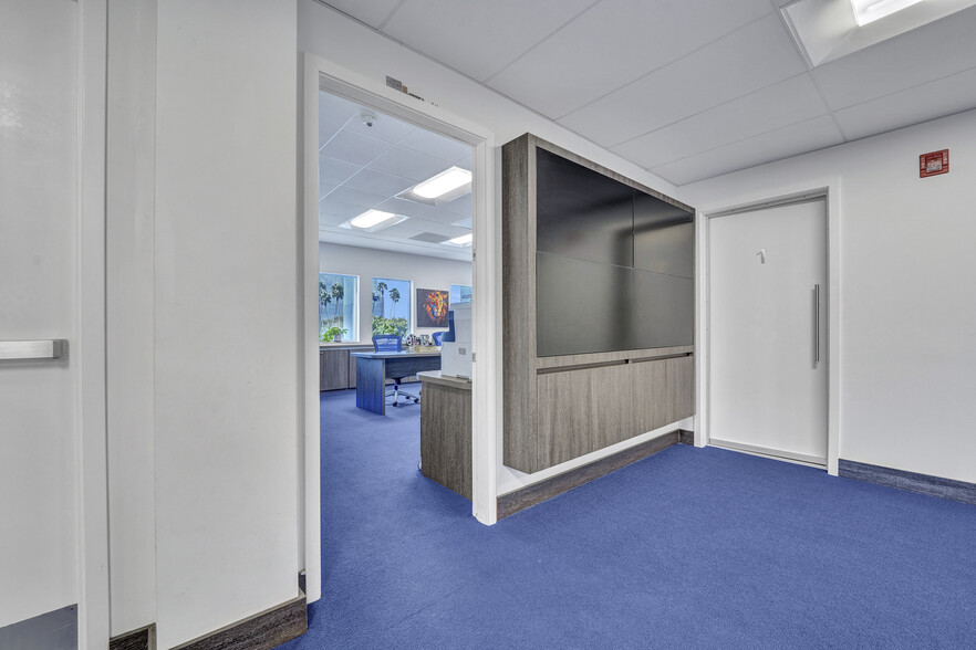 More Photos Of 5465 NW 36th St, Miami Office For Sale