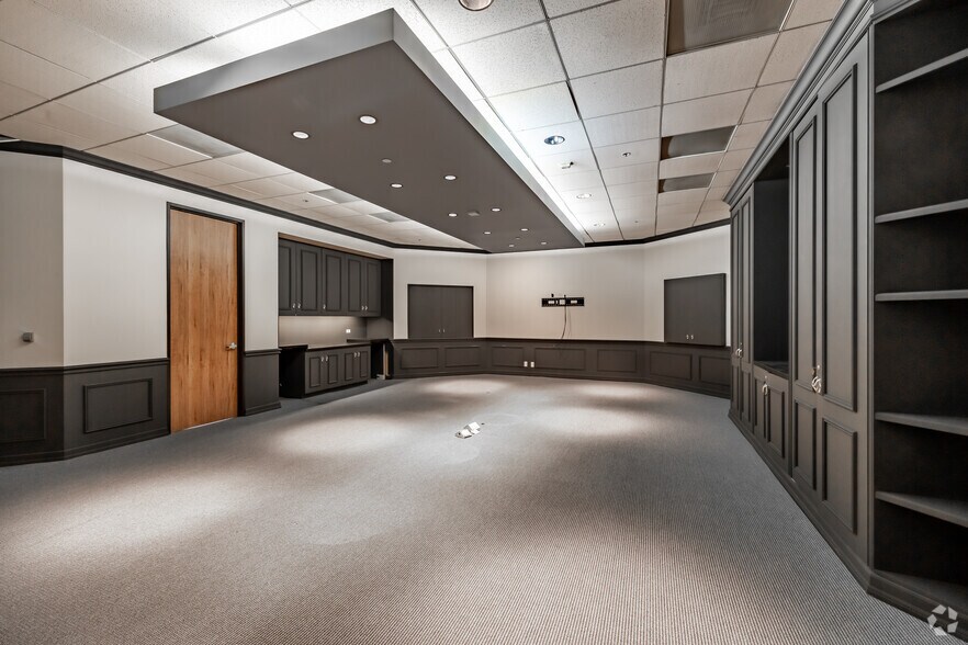 More Photos Of 6200 Canoga Ave, Woodland Hills Office For Sale