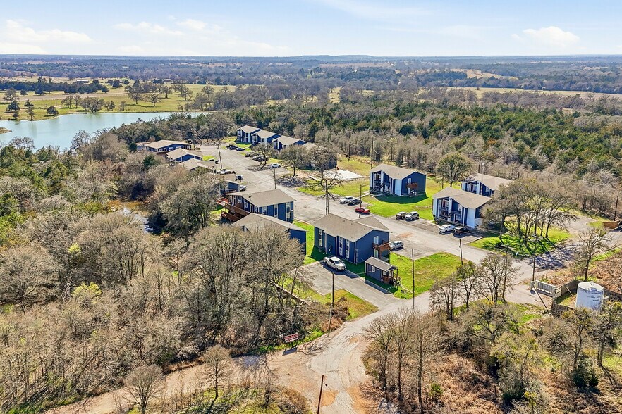 More Photos Of 1105 Westwood Ln, Giddings Apartments For Sale