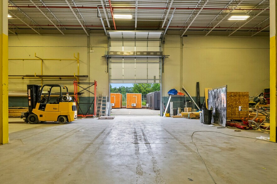 More Photos Of 47 Morton Av E, Brantford Warehouse For Lease