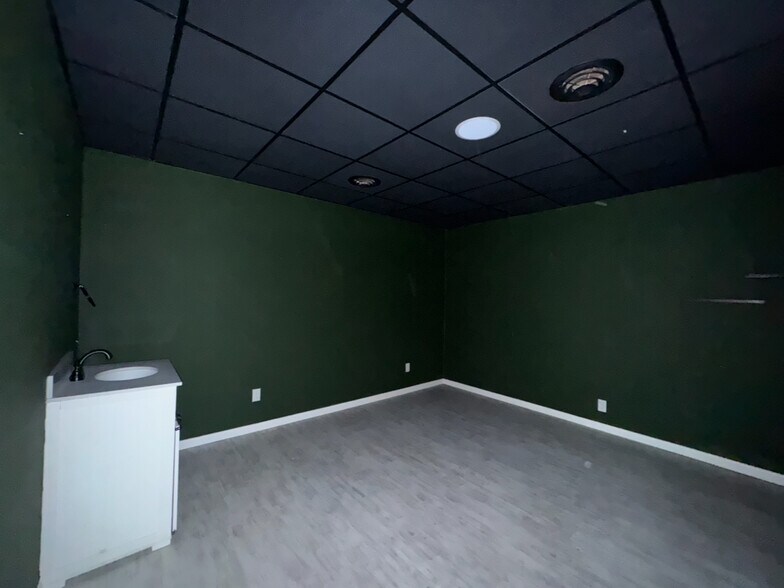 More Photos Of 11 N Meridian St, Washington Office For Sale