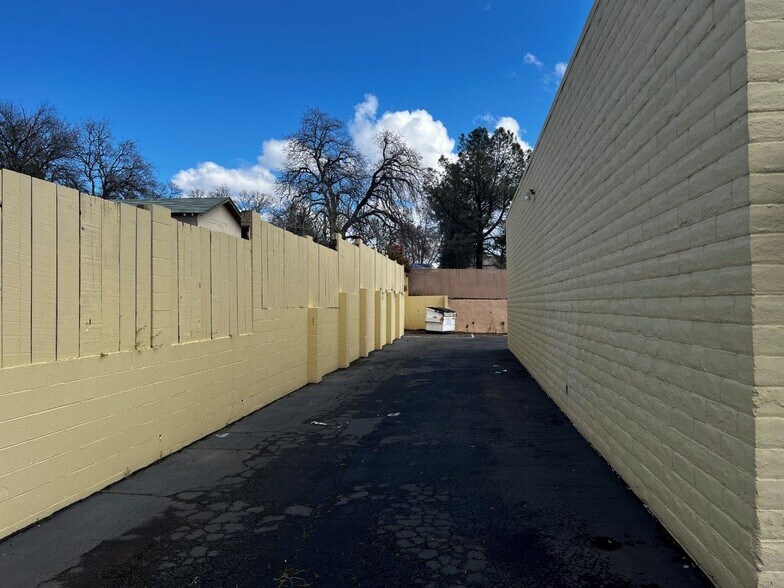 More Photos Of 1666 E Cypress Ave, Redding Office For Lease
