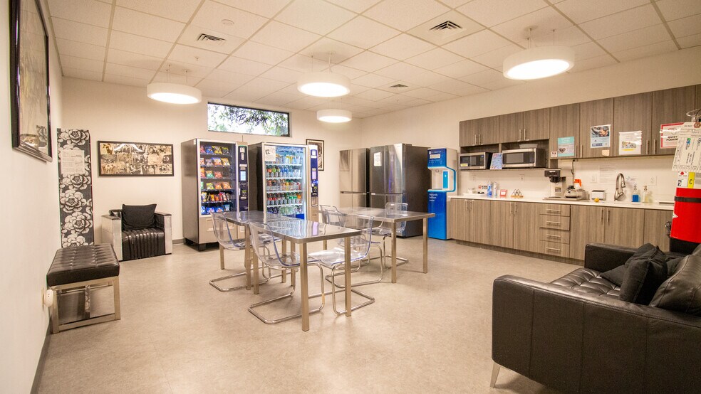 More Photos Of 3707 W Cherry St, Tampa Office For Sale