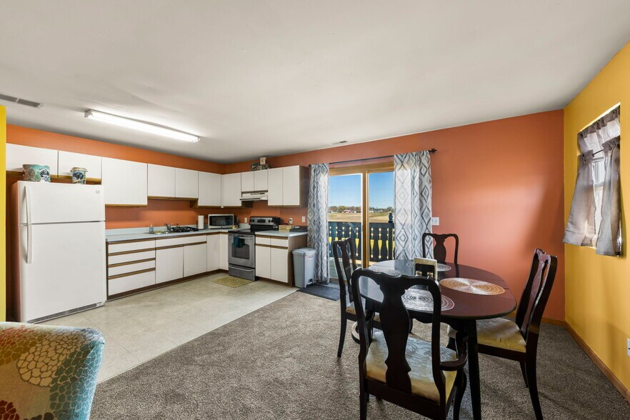 More Photos Of 645 E Lasalle St, Somonauk Showroom For Lease