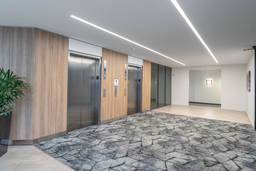 More Photos Of 6600 Lyndon B Johnson Fwy, Dallas Office For Lease