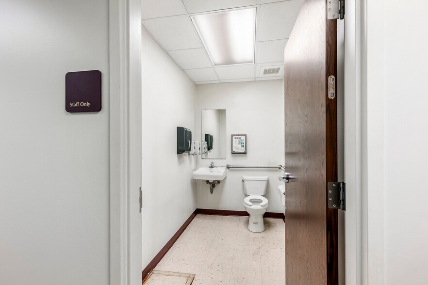 More Photos Of 820 S Illinois Ave, Republic Medical For Sale