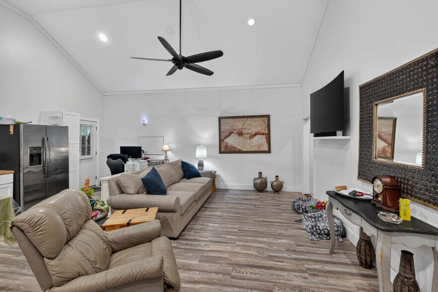 More Photos Of 1607 Norwich St, Brunswick Flex For Sale