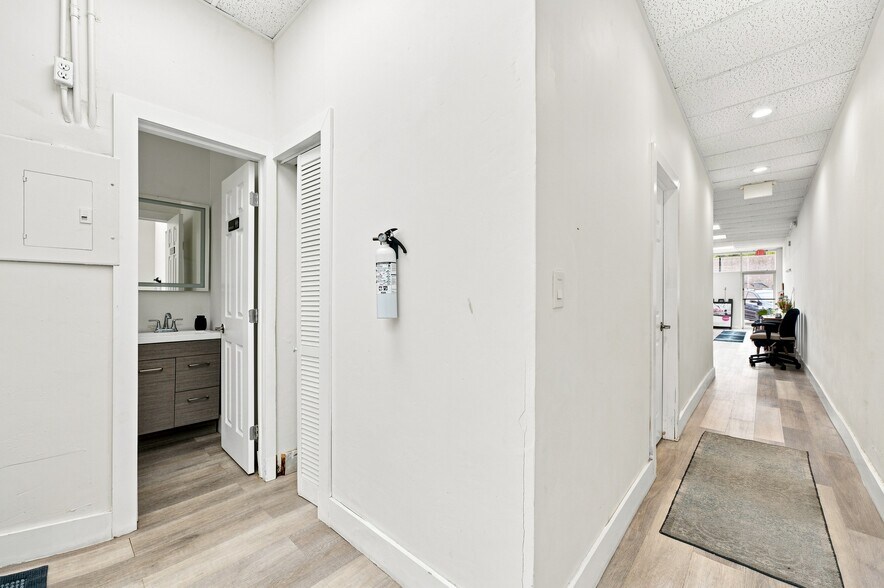 More Photos Of 610-618 NE 124th St, North Miami Office For Sale