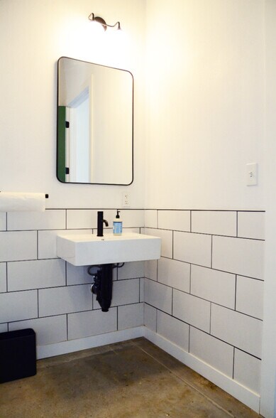 More Photos Of 500 S 20th St, Fort Smith Flex For Lease