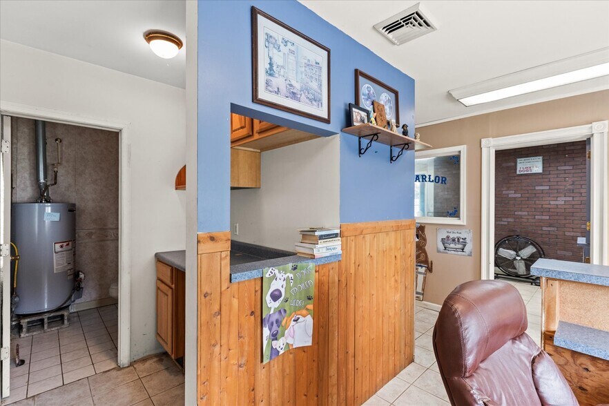 More Photos Of 333 Newcomer Rd, Windsor Veterinarian Kennel For Sale
