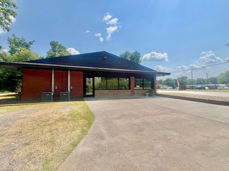 More Photos Of 614 Oak Ave, Sulphur Springs Office For Sale