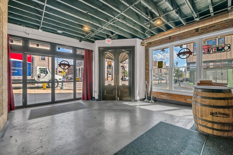 More Photos Of 31 N Saginaw St, Pontiac Storefront Retail Office For Lease