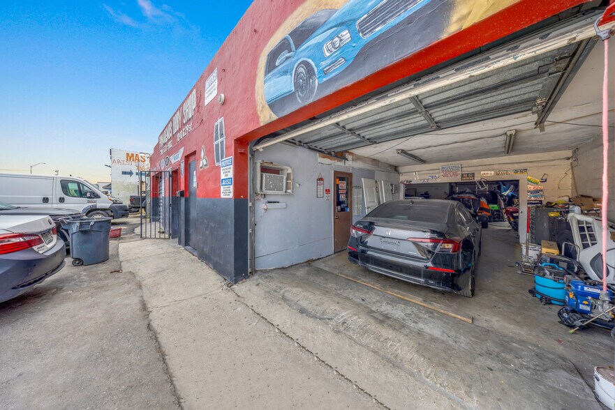 More Photos Of 1040 E 29th St, Hialeah Warehouse For Sale