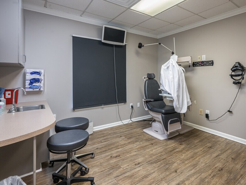 More Photos Of 1998 Hendersonville Rd, Asheville Medical For Sale
