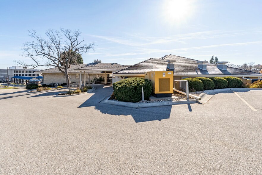 More Photos Of 8900 W Dodge Rd, Omaha Medical For Lease