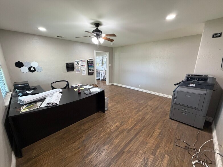 More Photos Of 414 N Kealy Ave, Lewisville Office For Sale