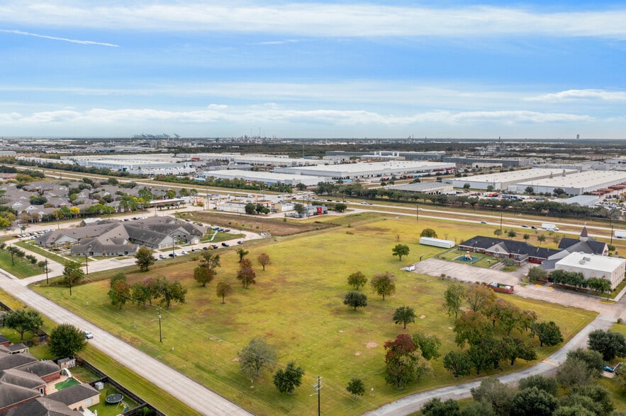 More Photos Of 9601 Fairmont Parkway, La Porte Land For Sale