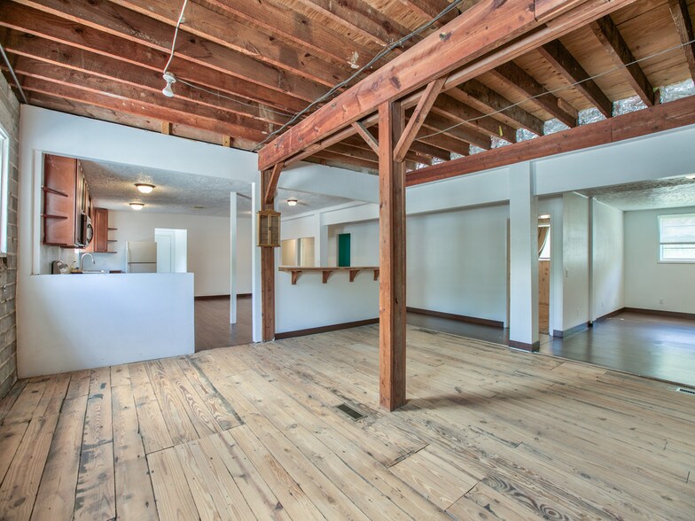 More Photos Of 765 E Washington St, Monticello Auto Repair For Sale