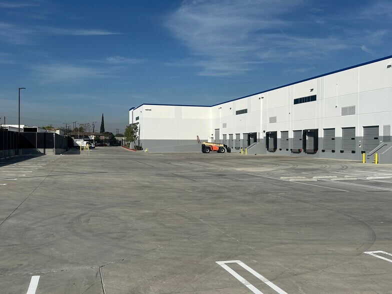 More Photos Of 126 E Oris St, Compton Distribution For Lease