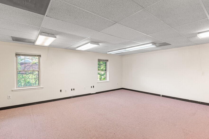 More Photos Of 7003 Kilworth Ln, Springfield Office For Sale