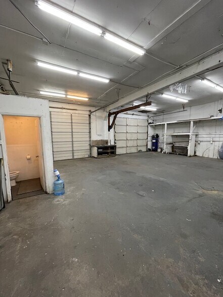 More Photos Of 975 Ellsworth St SW, Albany Freestanding For Lease