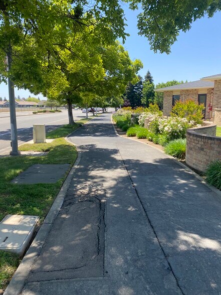 More Photos Of 8221-8227 N Fresno St, Fresno Office Residential For Lease