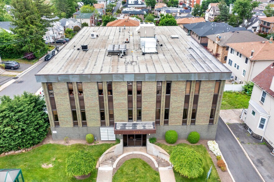 More Photos Of 1625 Anderson Ave, Fort Lee Medical For Lease