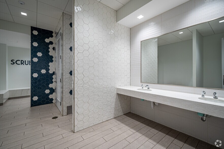 More Photos Of 2 RIVERWAY, Houston Office For Lease