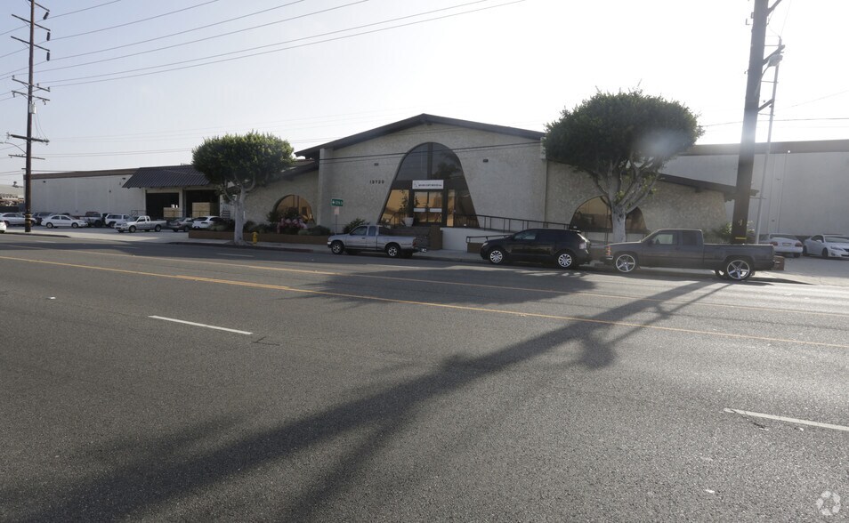 More Photos Of 13720 S Western Ave, Gardena Warehouse For Lease