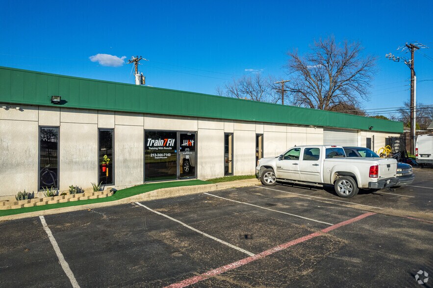 More Photos Of 10210 Monroe Dr, Dallas Light Distribution For Lease