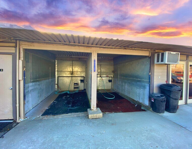 More Photos Of 1830 Riverside Dr, Glendale Horse Stables For Sale