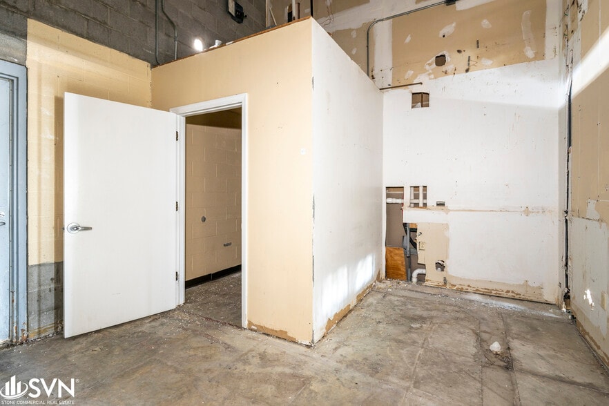 More Photos Of 524 W New Circle Rd, Lexington General Retail For Lease