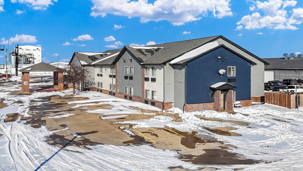 More Photos Of 630 W Main St, El Paso Hotel For Sale