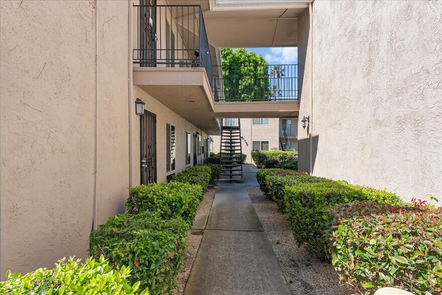 More Photos Of 915 Johnfer Way, Sacramento Apartments For Sale
