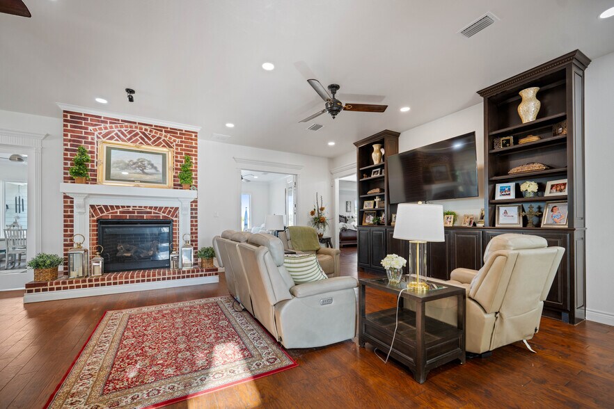 More Photos Of 741 County Road 159, Kenedy Flex For Sale