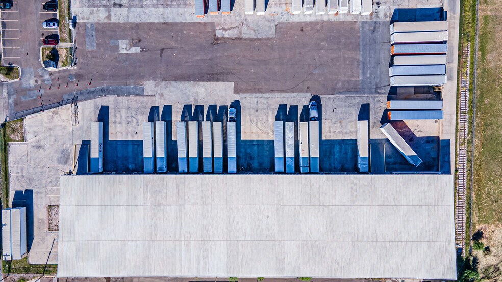 More Photos Of 13806 N Unitec Dr, Laredo Warehouse For Lease