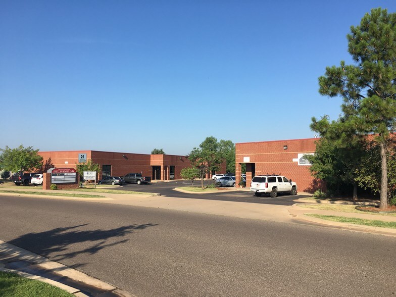 More Photos Of 1421 S Fretz Dr, Edmond Flex For Lease