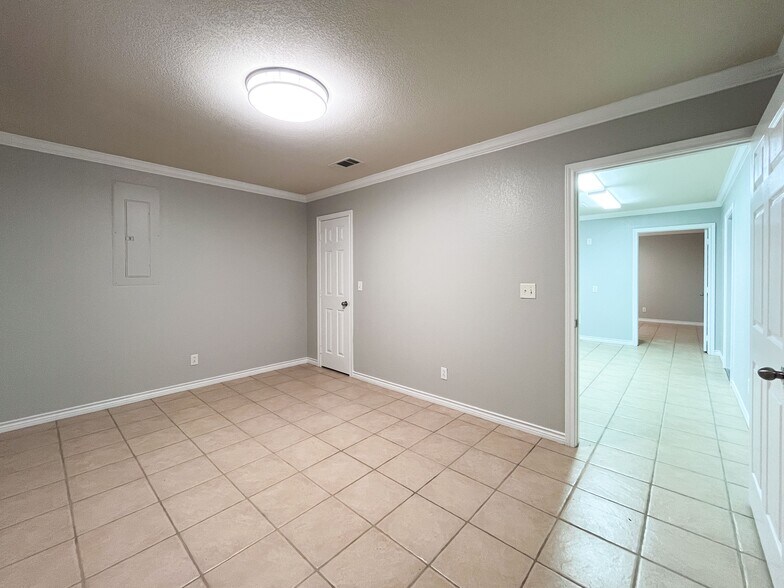 More Photos Of 4323 Alexis Ct, College Station Warehouse For Lease