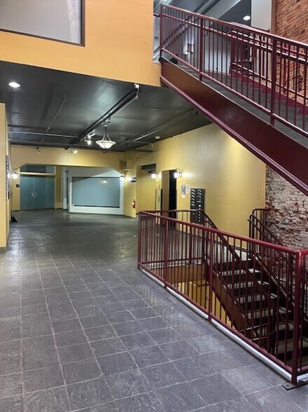 More Photos Of 7 N Saginaw St, Pontiac Office For Lease