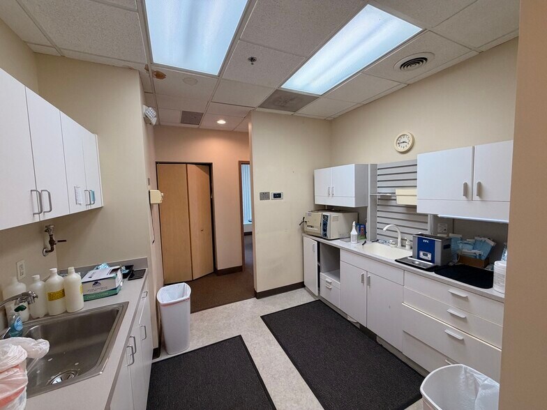 More Photos Of 1835-1857 E Big Beaver Rd, Troy Storefront For Lease