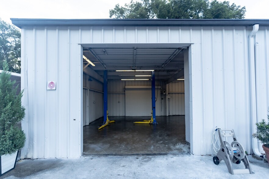 More Photos Of 14041 N Florida Ave, Tampa Auto Dealership For Sale